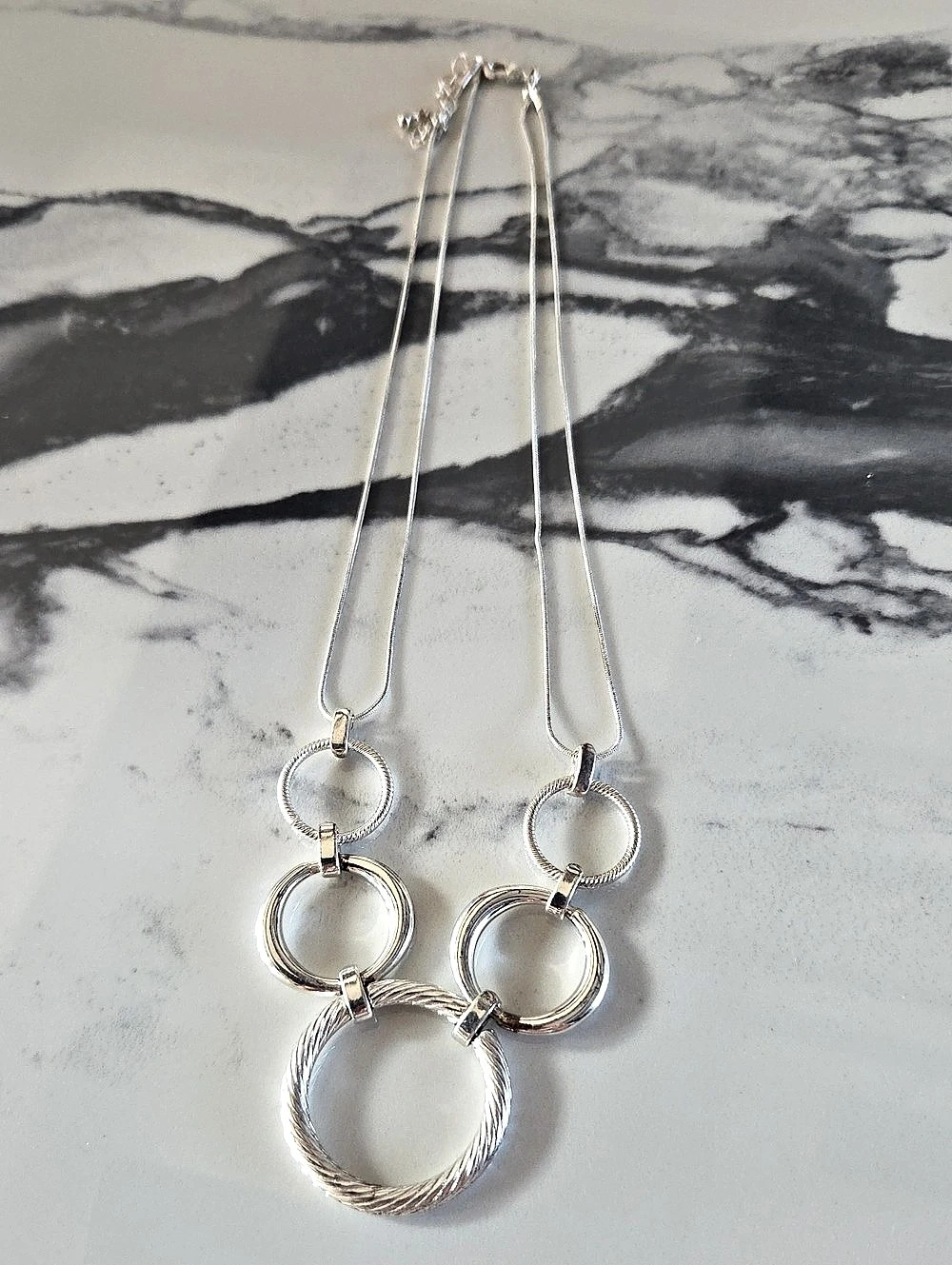 Silver-Tone Circle Pendant Necklace Like New
